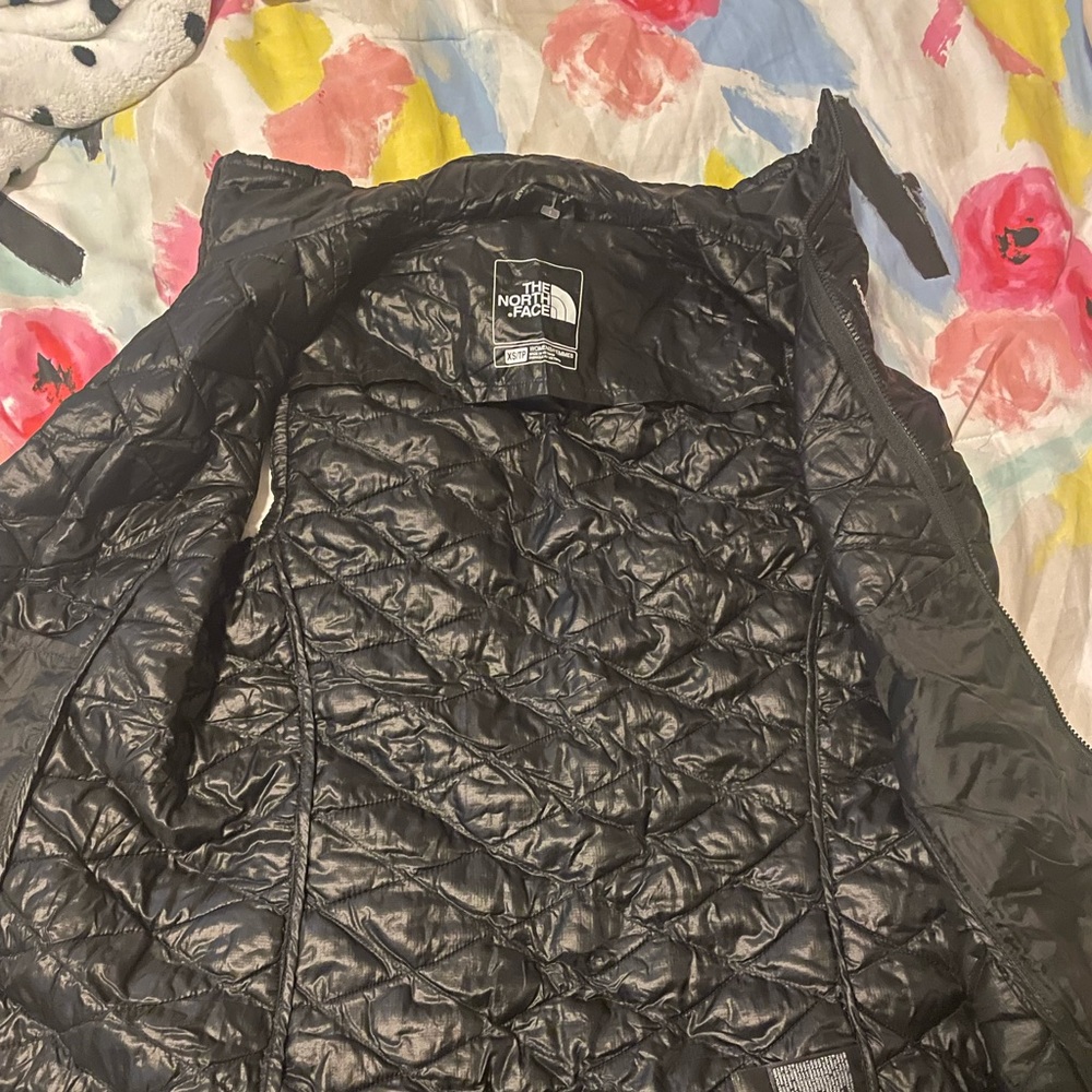 Women’s The North face vest Thermoball, size xs, color black